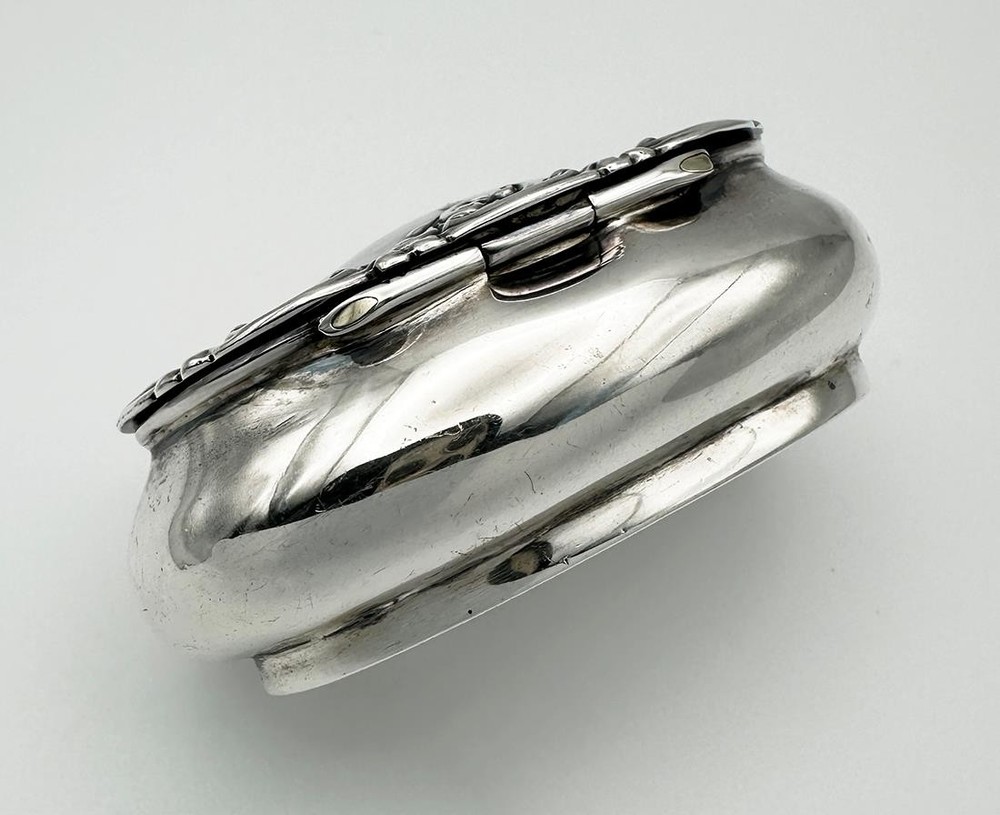 VICTORIAN EMBOSSED SNUFF BOX STERLING SILVER BIRMINGHAM 1898