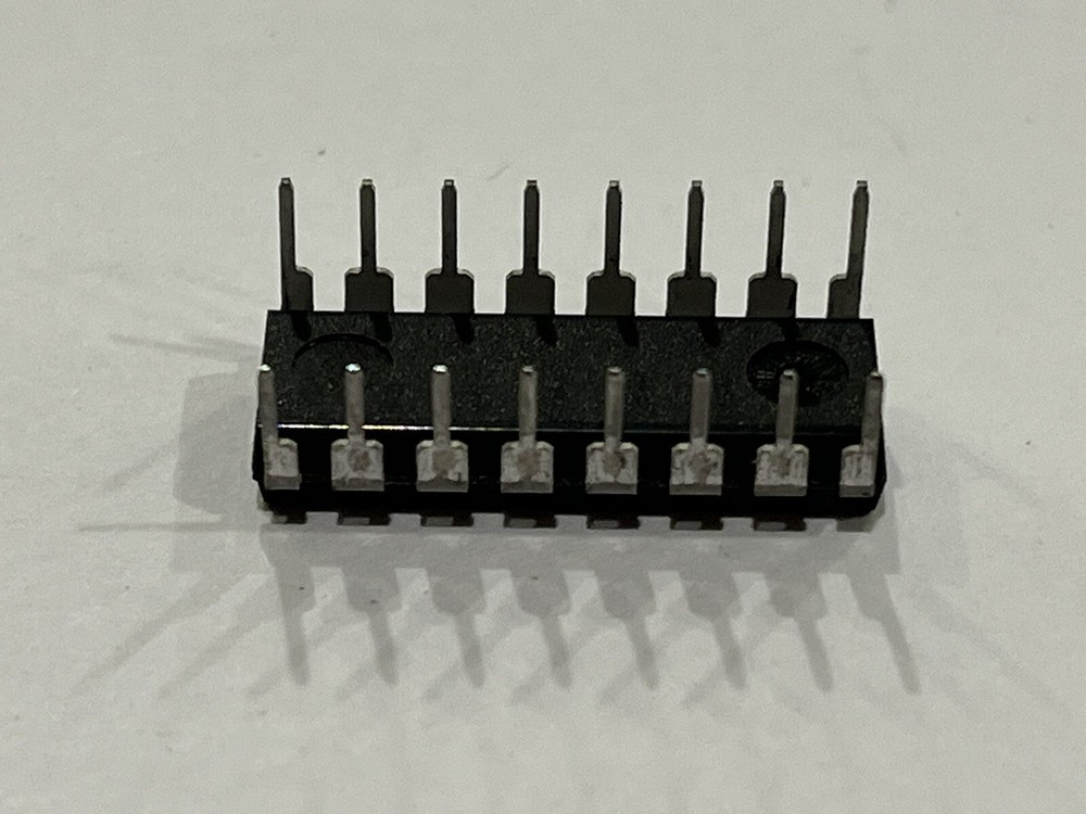 MOTOROLA MC908QY2CP 8-BIT, FLASH, 8MHz, MICROCONTROLLER, PDIP16