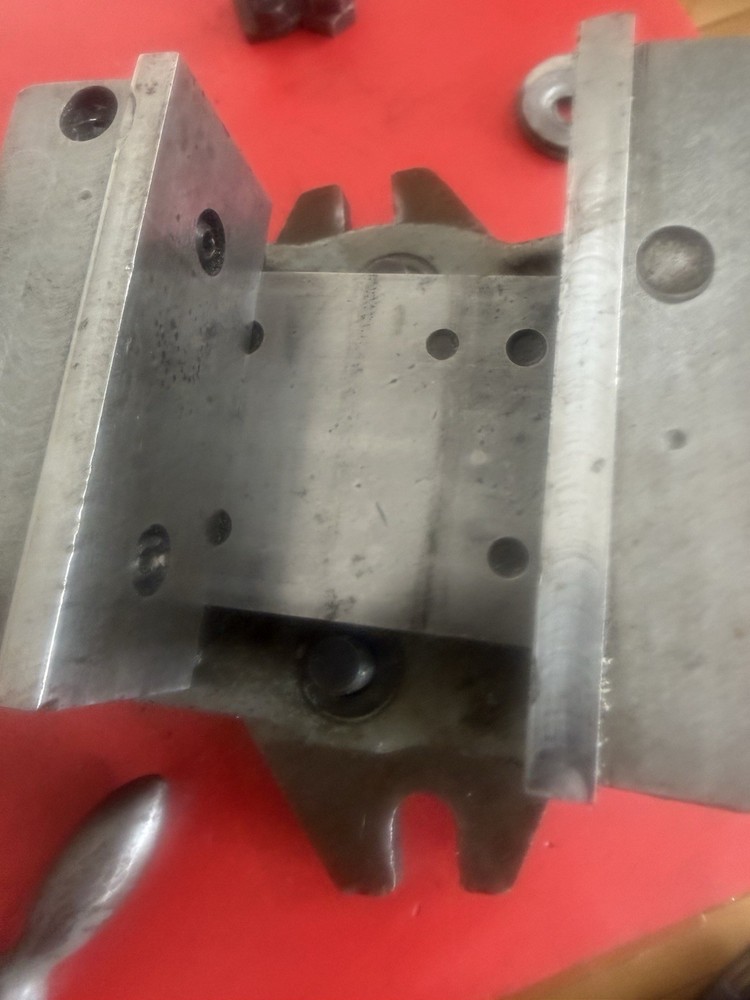 Clausing 8520 Milling Machine 8636 Vise With Enco Parallels