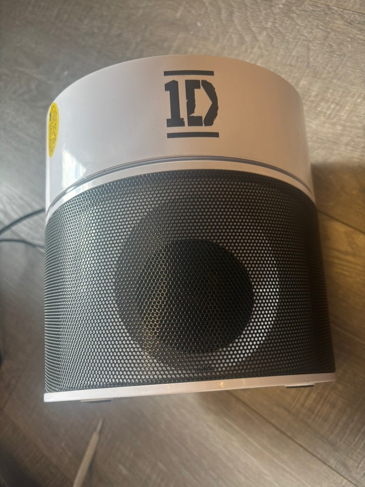 ONE DIRECTION Karaoke Machine With Microphone. NOT TESTED READ DESCENDANTS.