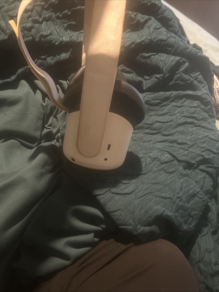 Meta Oculus Quest VR Headset