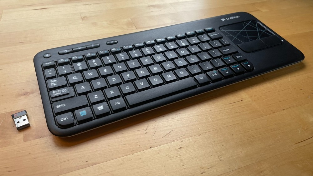 Logitech K400r Wireless Keyboard Built-In Multi-Touch Touchpad w/ Dongle