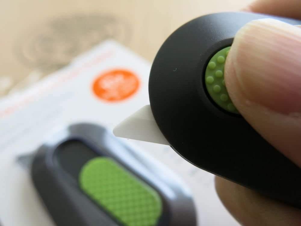 Safe Ceramic Auto-Retractable Box Cutter