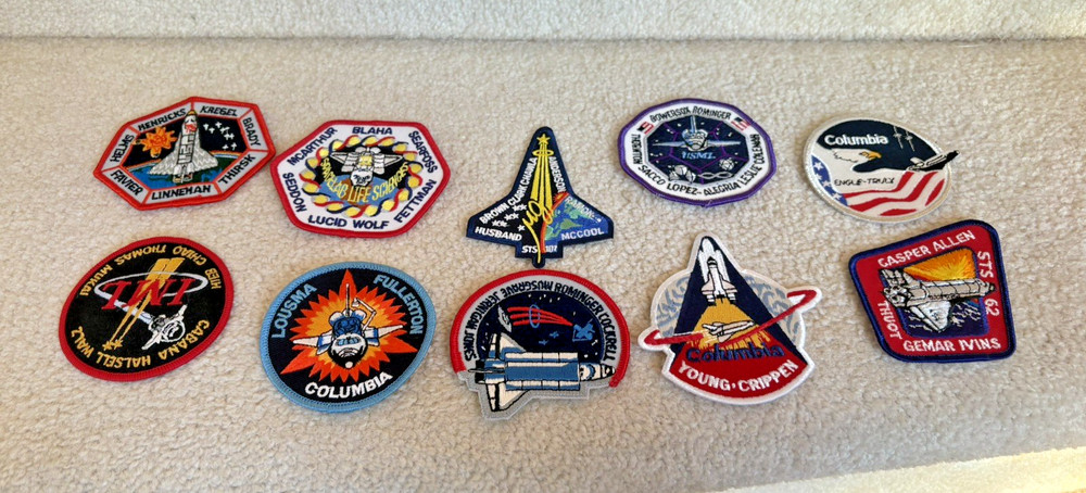 NASA Kennedy Space Center 10 Souvenir Space Emblems Challenger ShuttlePatch Book