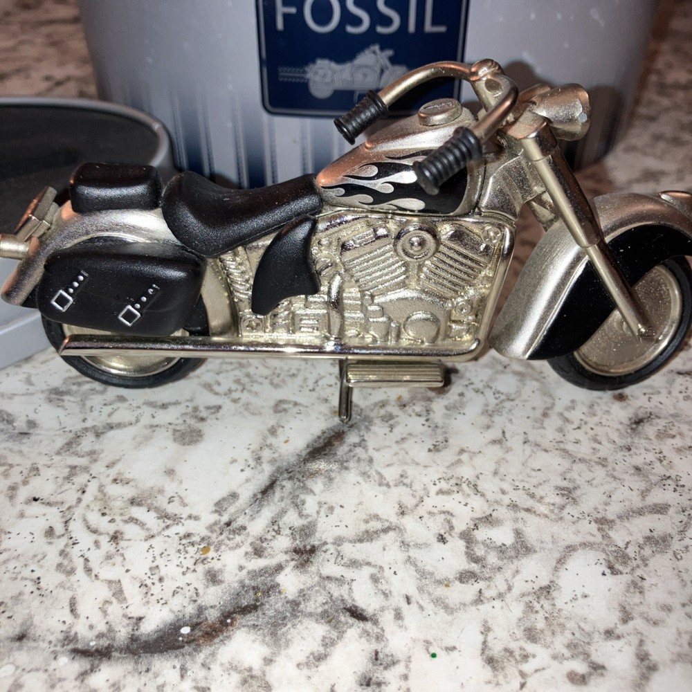 Fossil Motorcycle Desk Clock 2005 Wheels Kickstand Handlebars Move. 1 Headlight