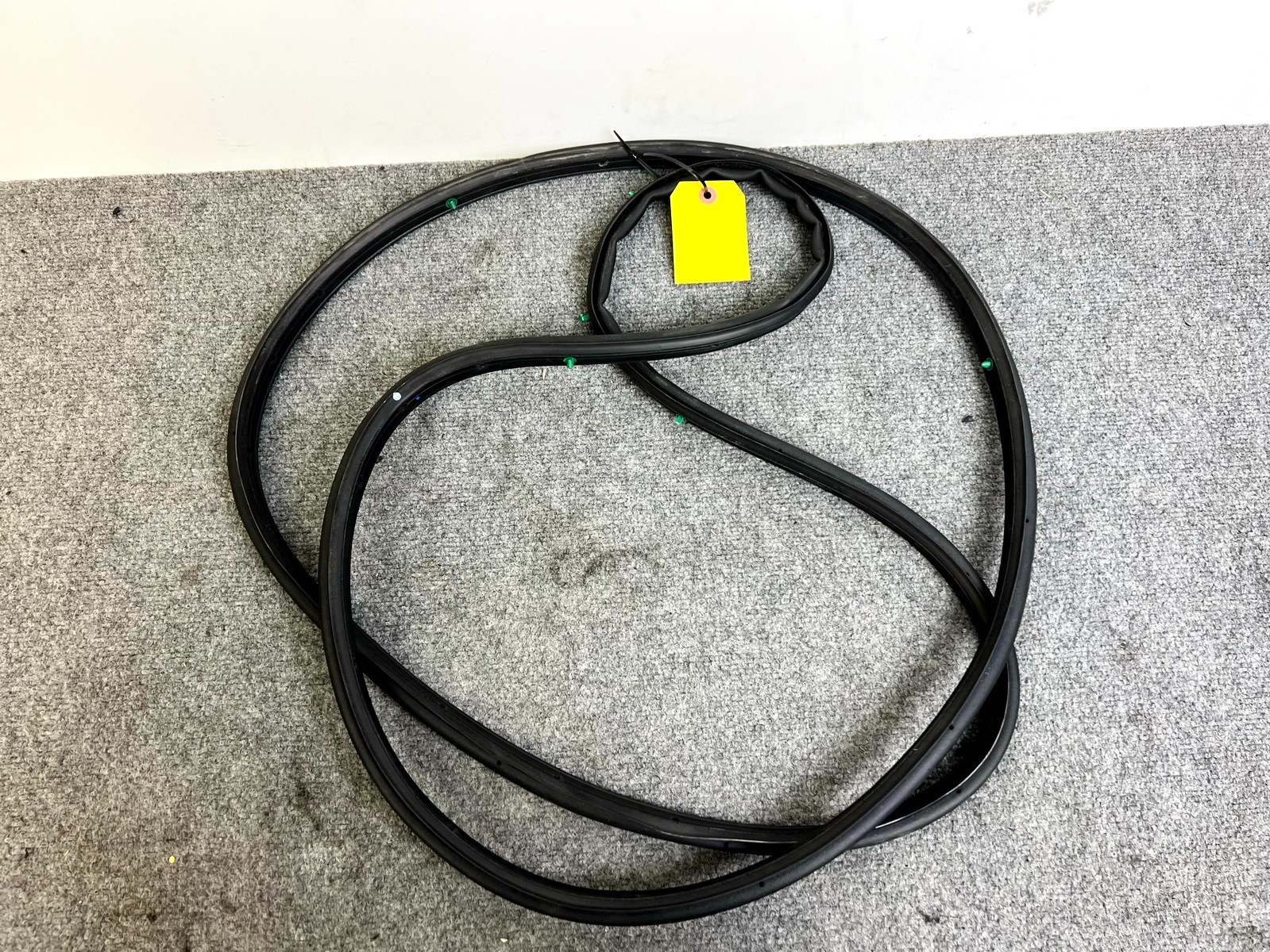 13-19 CADILLAC XTS FRONT RIGHT PASS RH SIDE DOOR WEATHERSTRIP SEAL COVER OEM