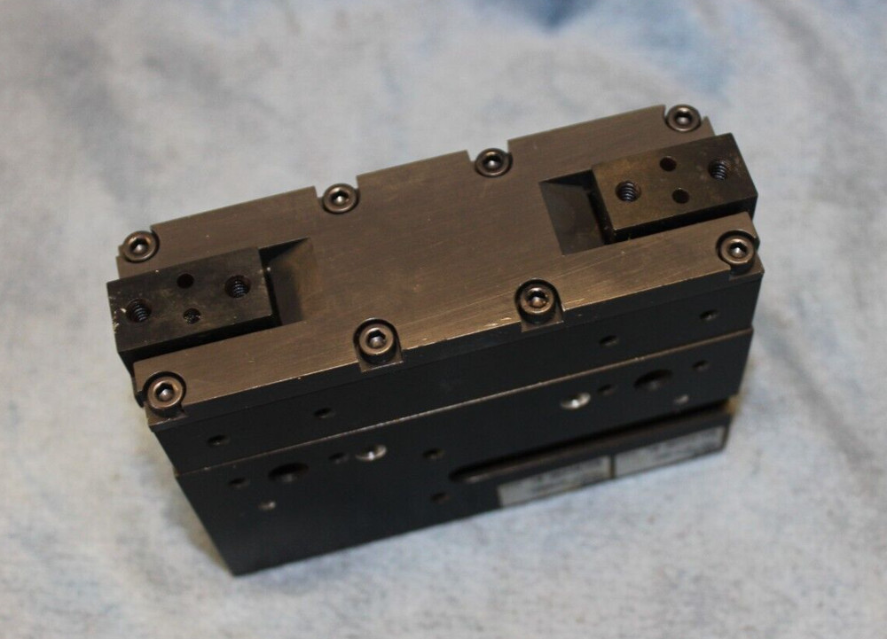 New Old Stock  PHD GRC132-2-0001 Pneumatic Parallel Gripper