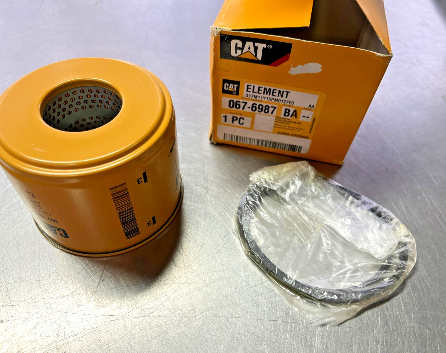 067-6987   Genuine  OEM  CAT   FUEL FILTER   CATERPILLAR  0676987