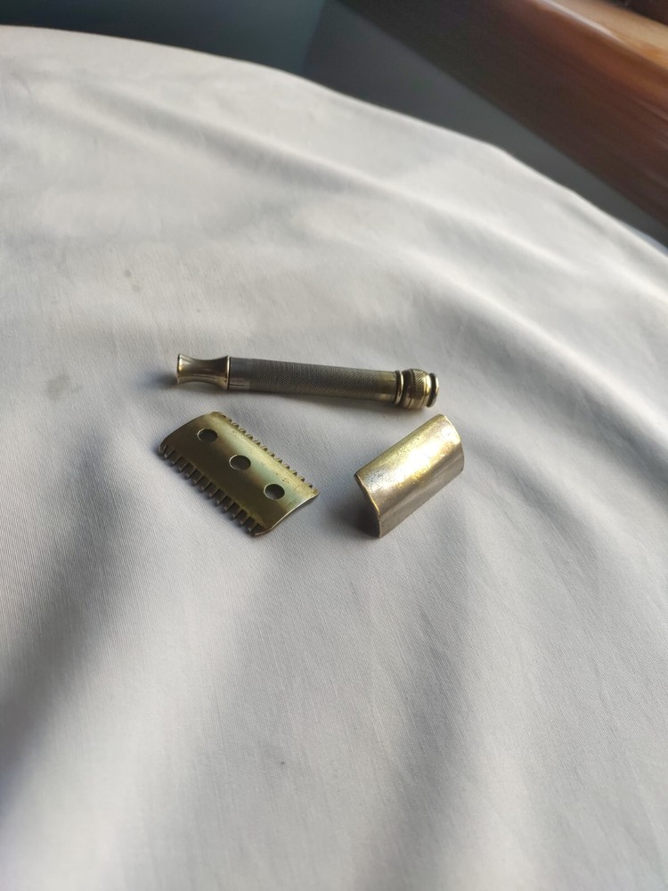 Gillette Old Type Open Comb DE Safety Razor Gold and Silver Tone (No Date Code)