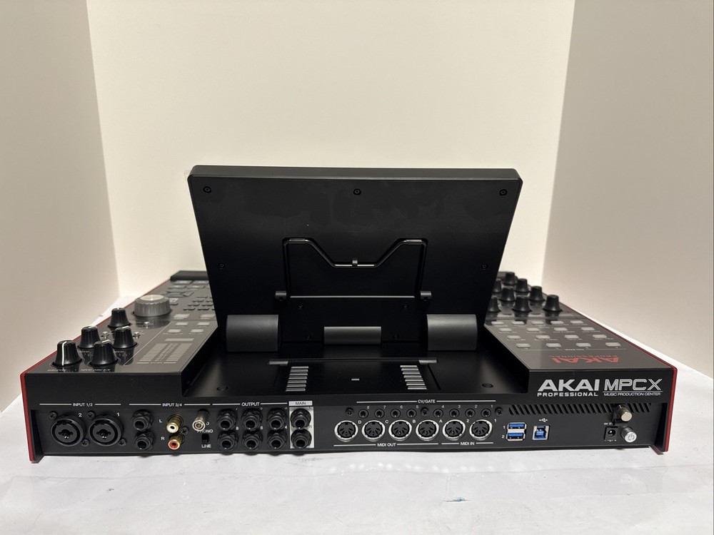 Akai Professional MPCX Standalone Sampler & Sequencer /Read