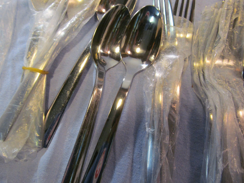 44 PIECE ONEIDA MADISON AVE FLATWARE SET (MISSING 1 SPOON) MOST ARE UNUSED
