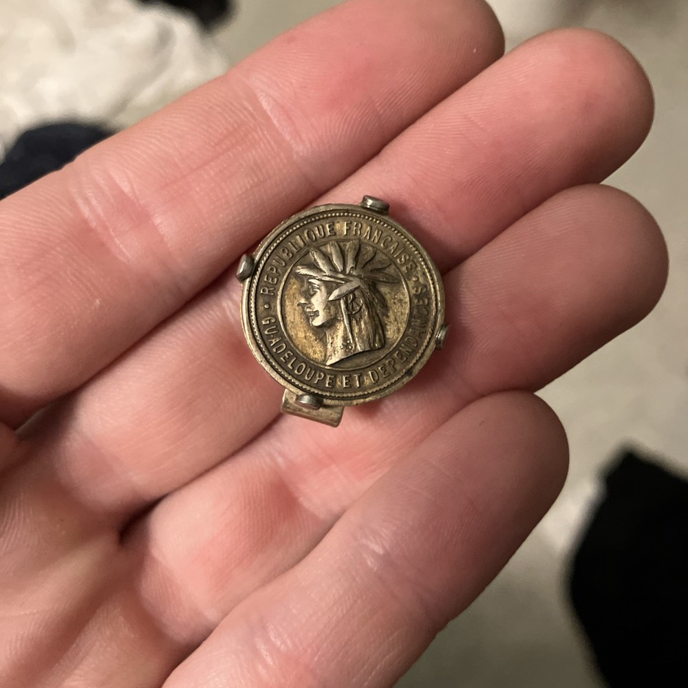 Guadeloupe et Dependencies - c1905 Silvered Brass Shell Token