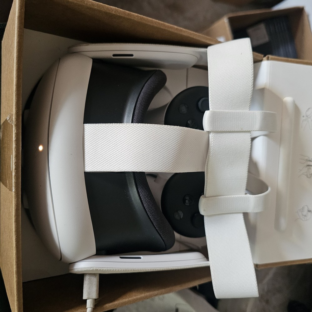 Meta Quest 3 128GB VR Headset - White Complete W Controllers Case