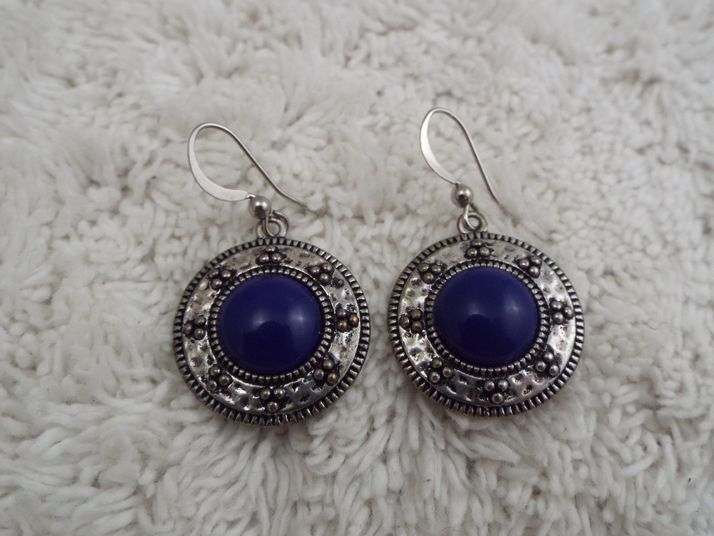 Silvertone Blue Bead Pierced Earrings (J50)