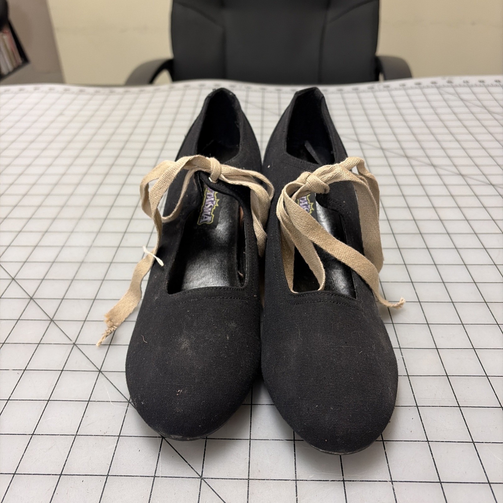 'Costume' style Women's Colonial era Shoes with tan tape ribbon, SZ 11 (W)