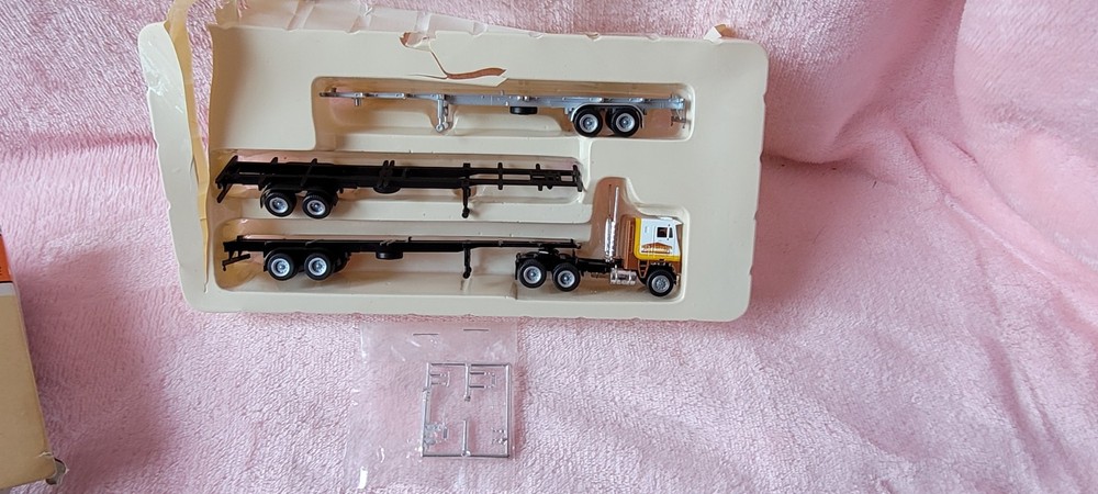 Con-Cor HO Scale Freightliner Tractor w/3 45’ Container Chassis Rail Dispatch