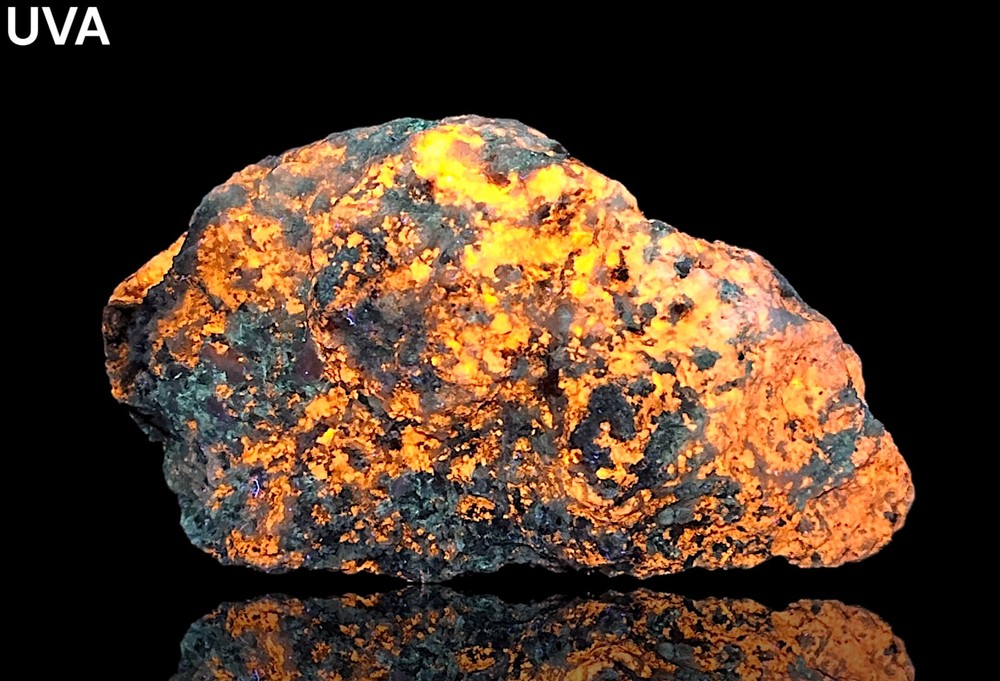 675 Gr. Fluorescent Phosphorescent Tenebrescent Hackmanite, Richterite, Unknown