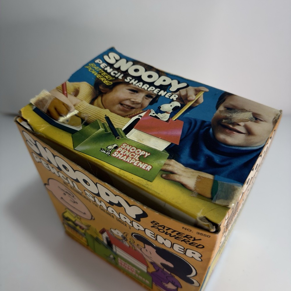 Kenner Snoopy Battery Powered Pencil Sharpener Peanuts 1973 Plastic with Box
