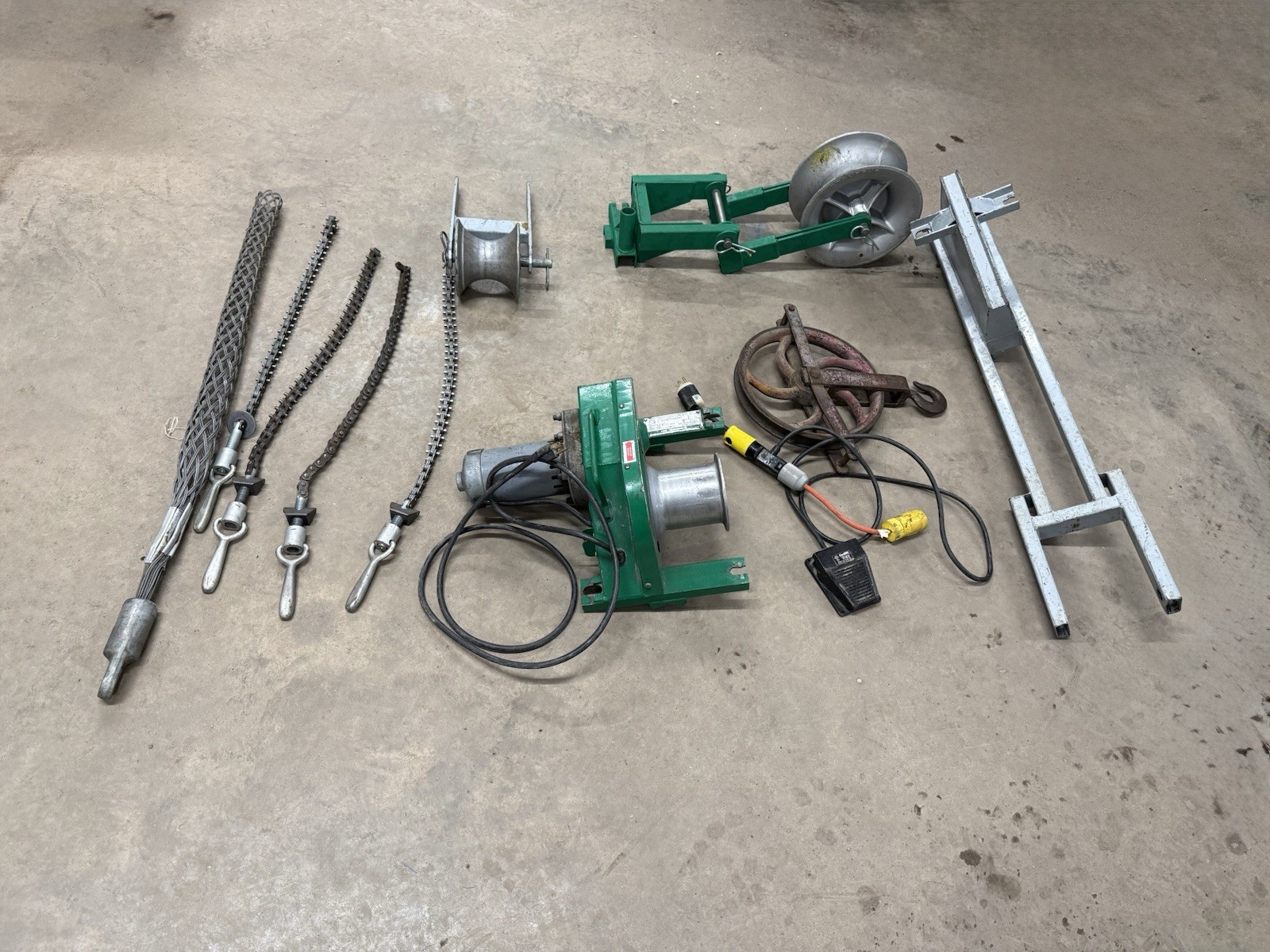 Model #: 2001 - Portable Cable PullerModel #: 2049 - Pipe Adapter Sheave