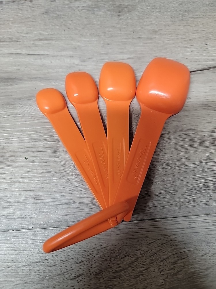 TUPPERWARE VINTAGE 4 PIECE ORANGE NESTING MEASURING SPOONS WITH RING