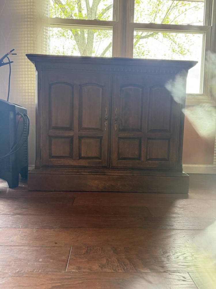 Vintage Ethan Allen Transitional Style Flip Top Maple Bar/Server Cabinet