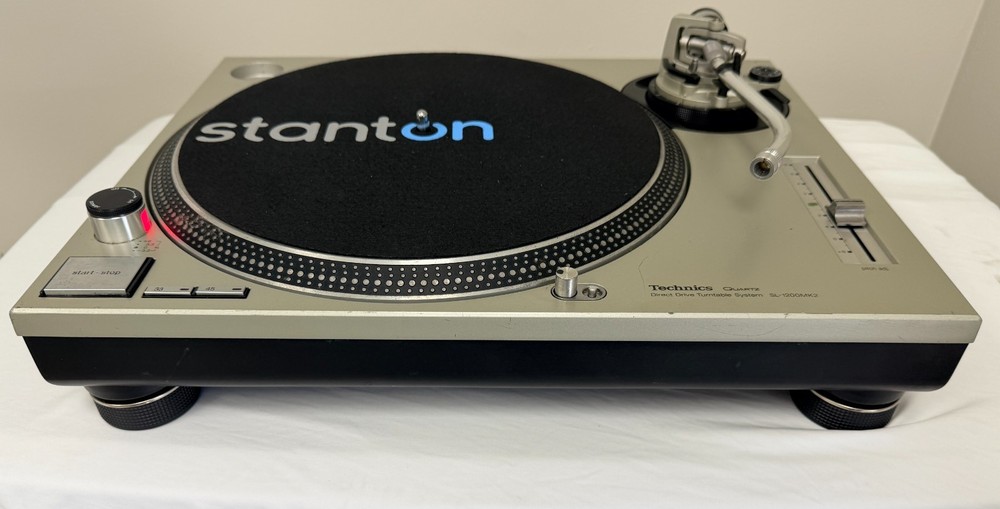 Technics SL-1200MK2 Direct Drive DJ Turntable w/ Odyssey Flight Case