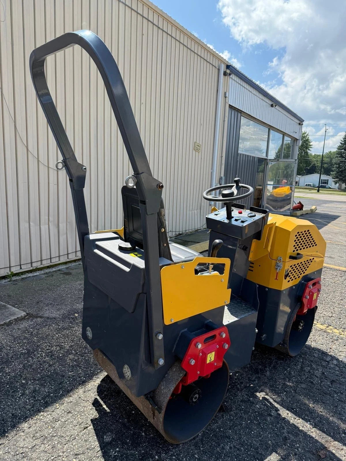 1 Ton Asphalt Roller BRIGGS & STRATTON ENGINE - EPA certified