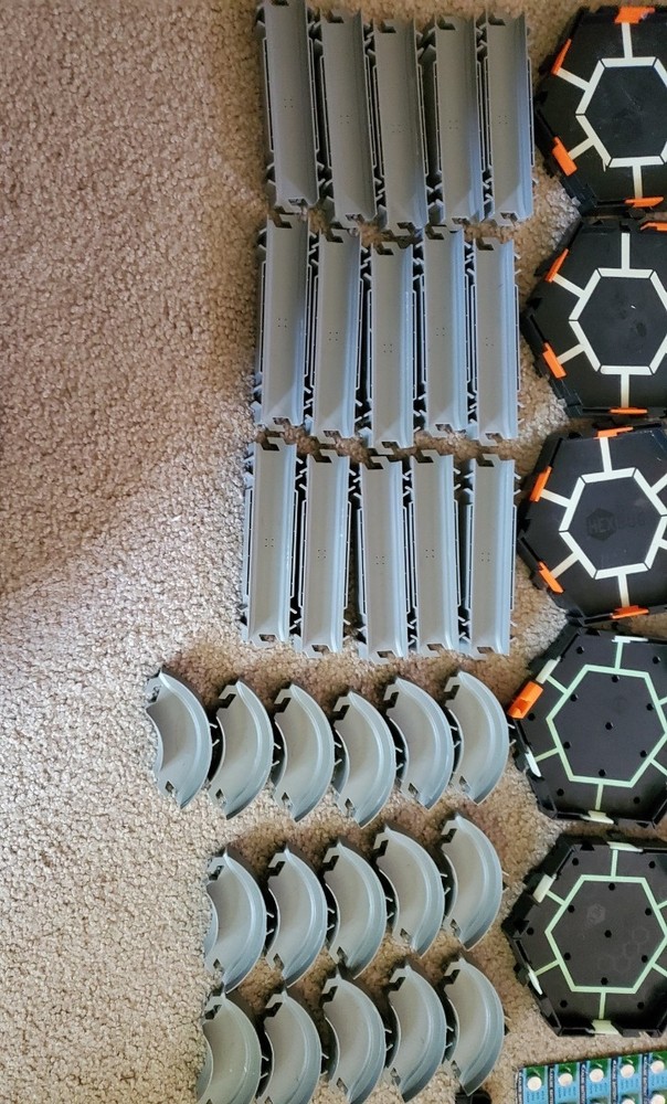 Hexbug Track. 6 Bugs And A Pack Of Extra Batteries