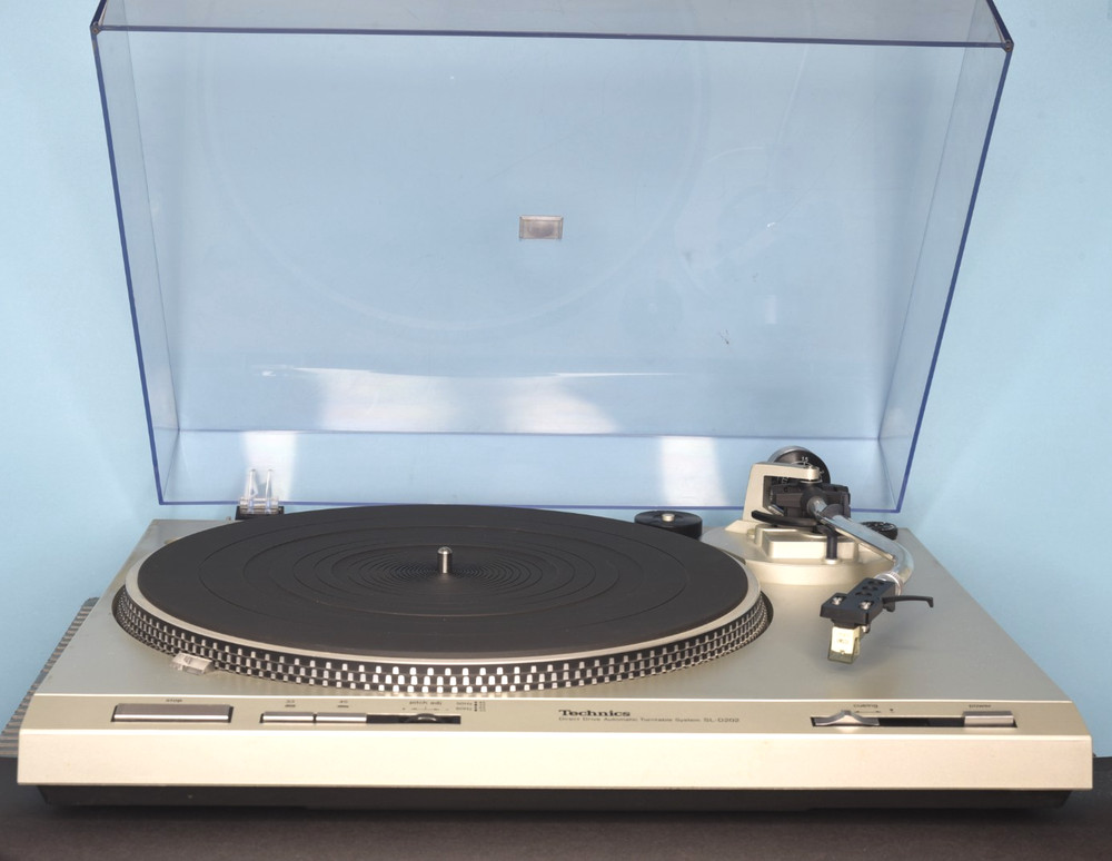 Technics SL-D202 Direct Drive Automatic Turntable System Ortofon VMS3E Cartridge
