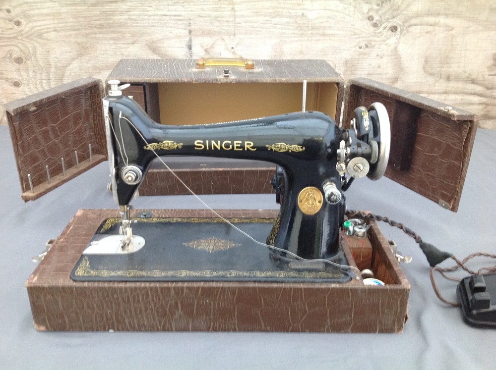 Vintage Singer Sewing Machine in Case