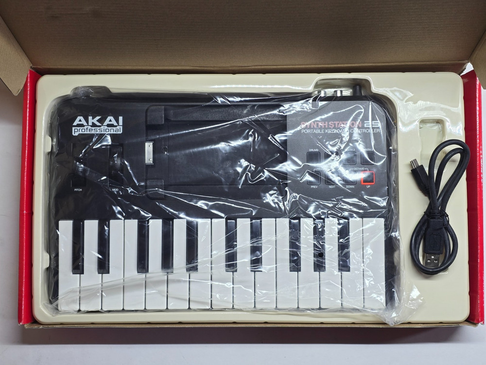 Akai professional synthstation 25 portable keyboard controller(Tested/Working)