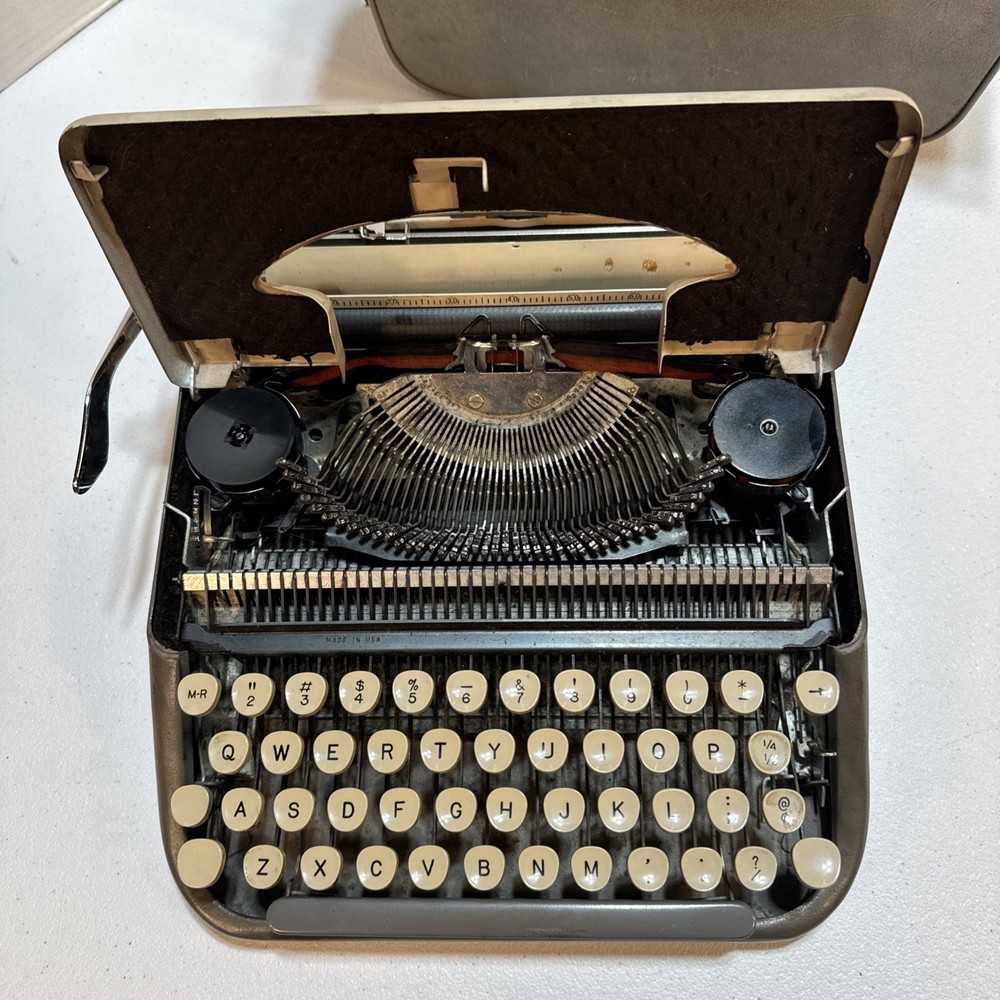 Typewriter Tower Chieftain III Beige Sears Model 871.1000 w/ Case
