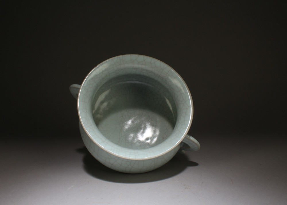 A Guan Type Censer. Comes with box
