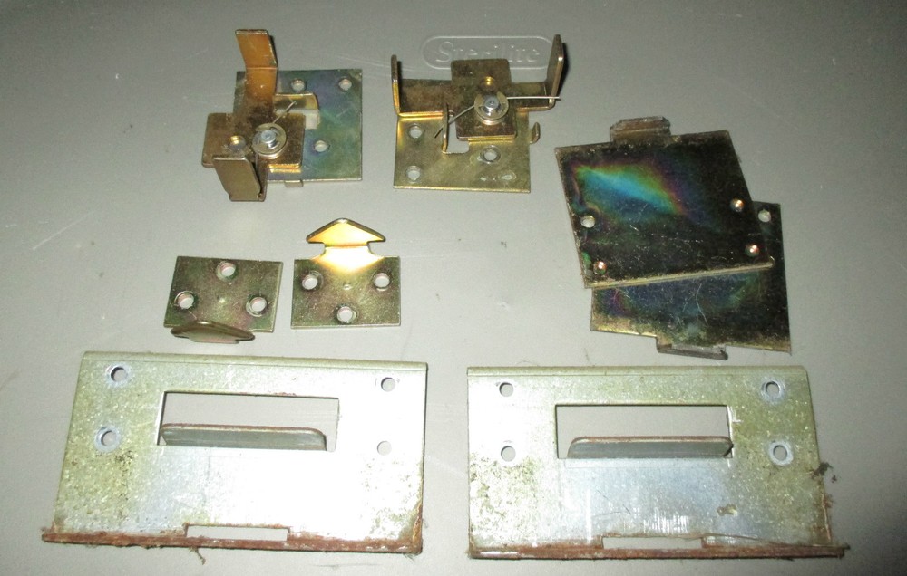ROWE AMI CD100 CD100G JUKEBOX LOWER CAB DOOR RELEASE LATCHES, HOOKS & BRACKETS