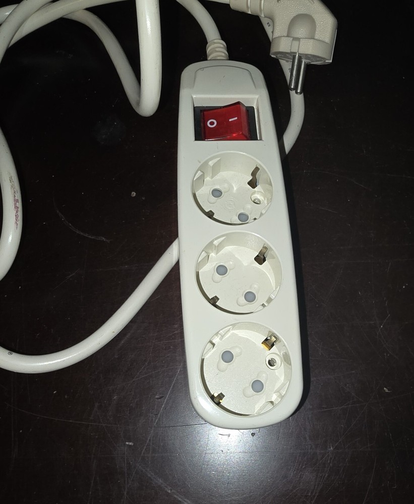Doonam 220 Volt Surge Protector Power Strip 3 Sockets