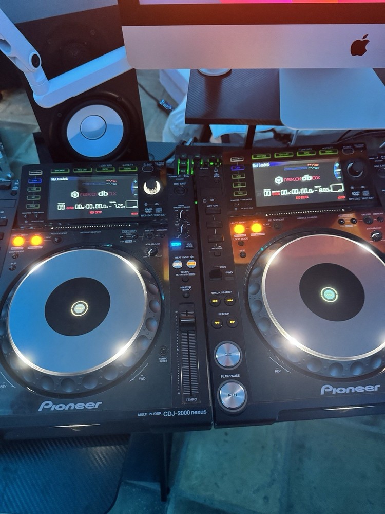 Pair 2x Pioneer CDJ-2000 Professional DJ Multi Player Digital Turntable CDJ2000