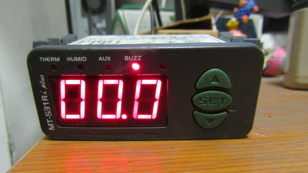 😎 FULL GAUGE MT-531RIL PLUS/01 TEMPERATURE & HUMIDITY CONTROLLER 12/24 VAC/DC