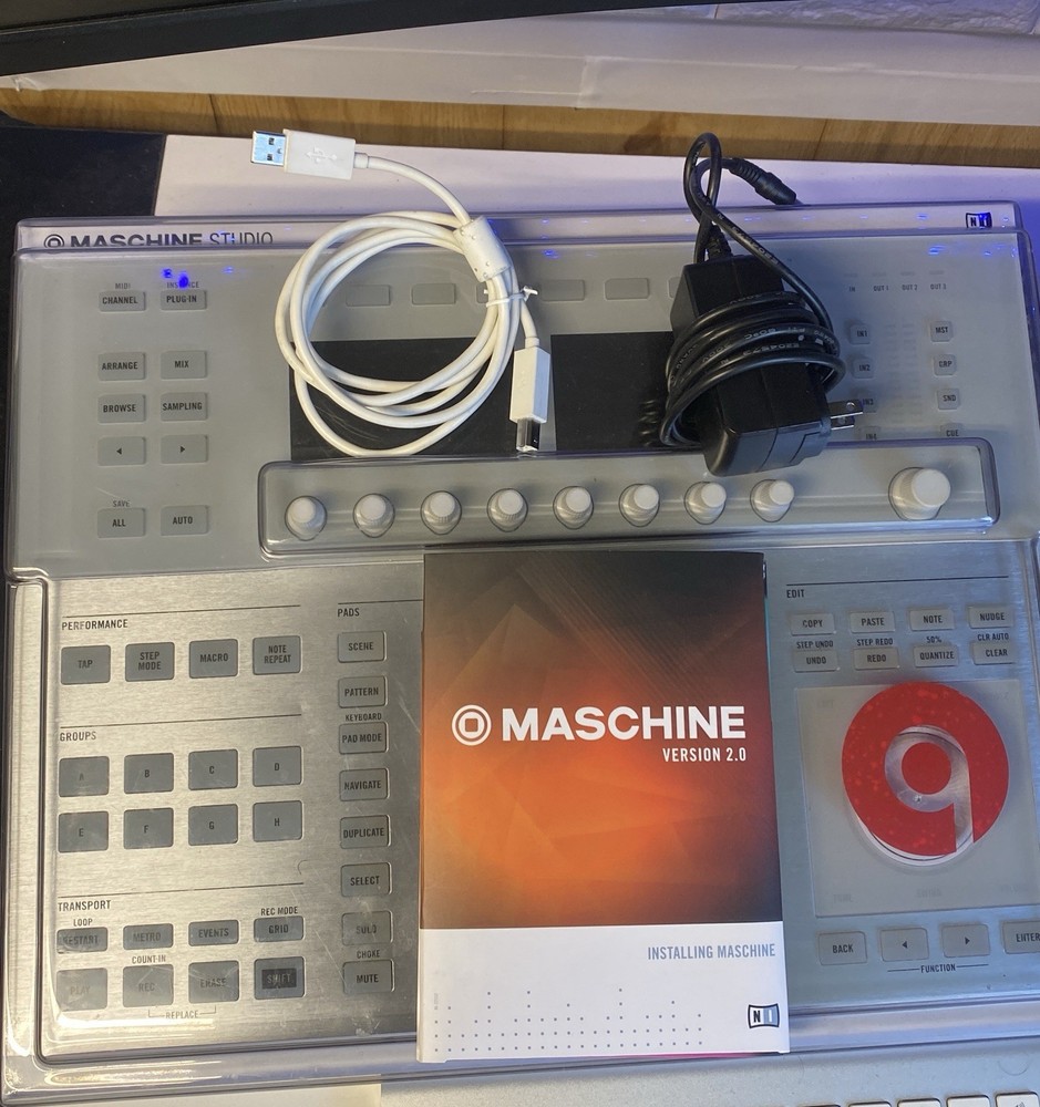 Native Instruments MASCHINE STUDIO White, 16 Pads, USB, + Software & Clear Cover