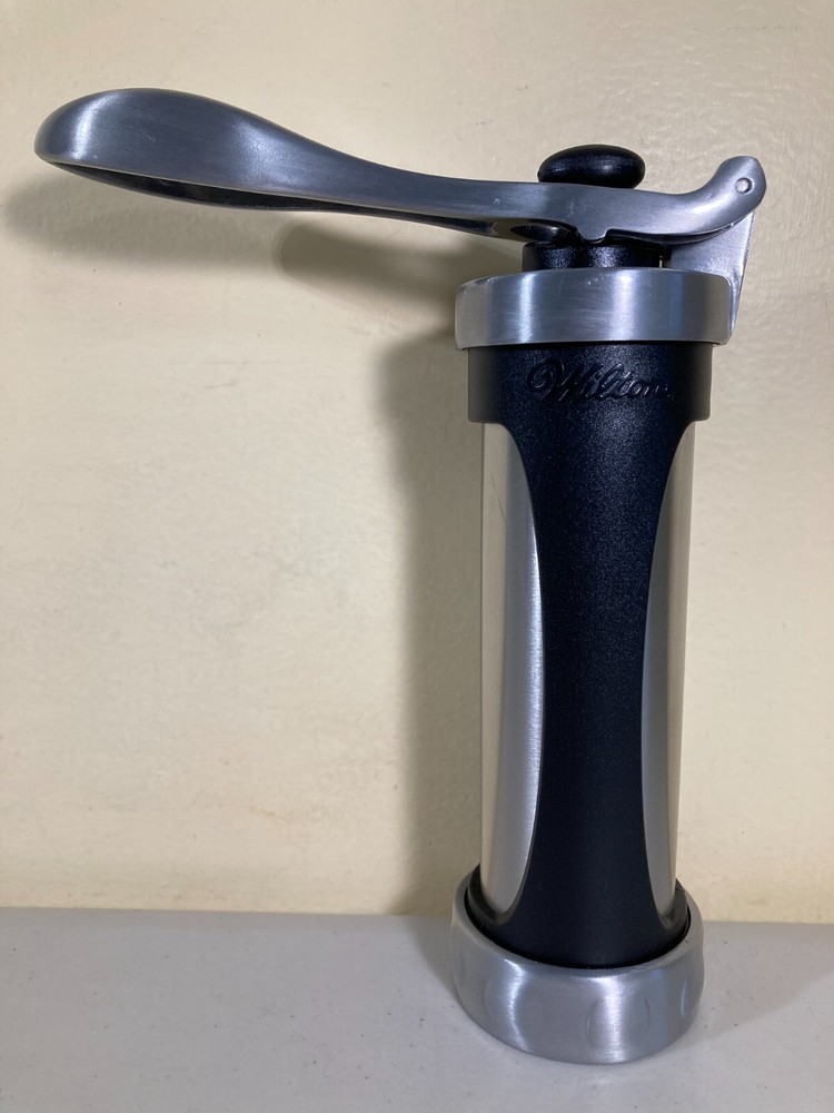 WILTON COOKIE PRO ULTRA COOKIE PRESS 2104-4010 with 10 Disc Patterns