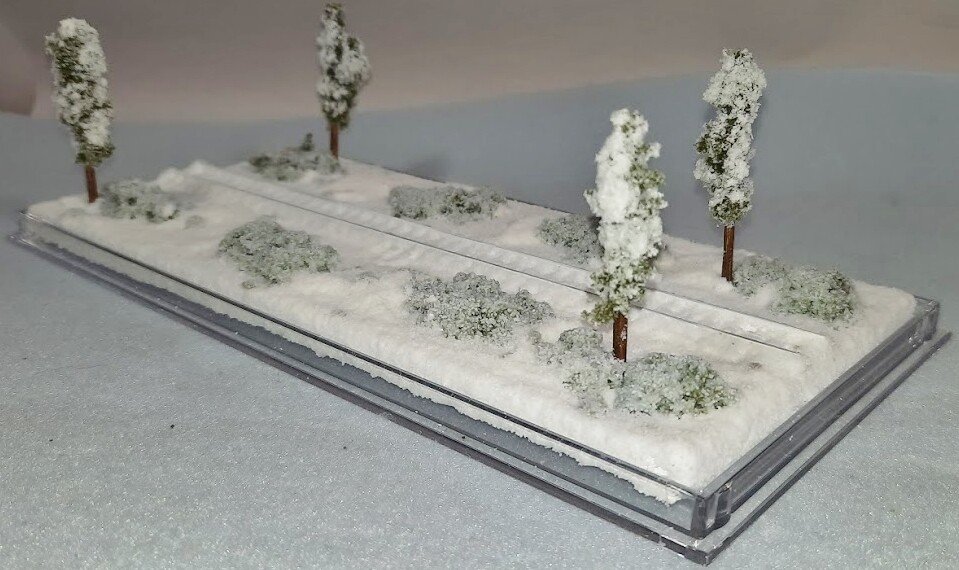 N SCALE 8" SINGLE TRACK DISPLAY CASE- "WINTER SCENE" FOR ANY N SCALE TRAIN