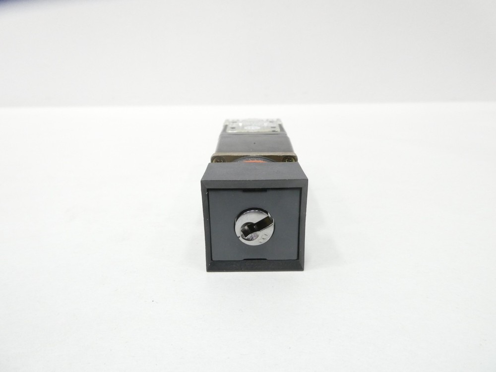 Allen Bradley 800MB-NX79 Small Square Selector Switch Unit 2 Pos