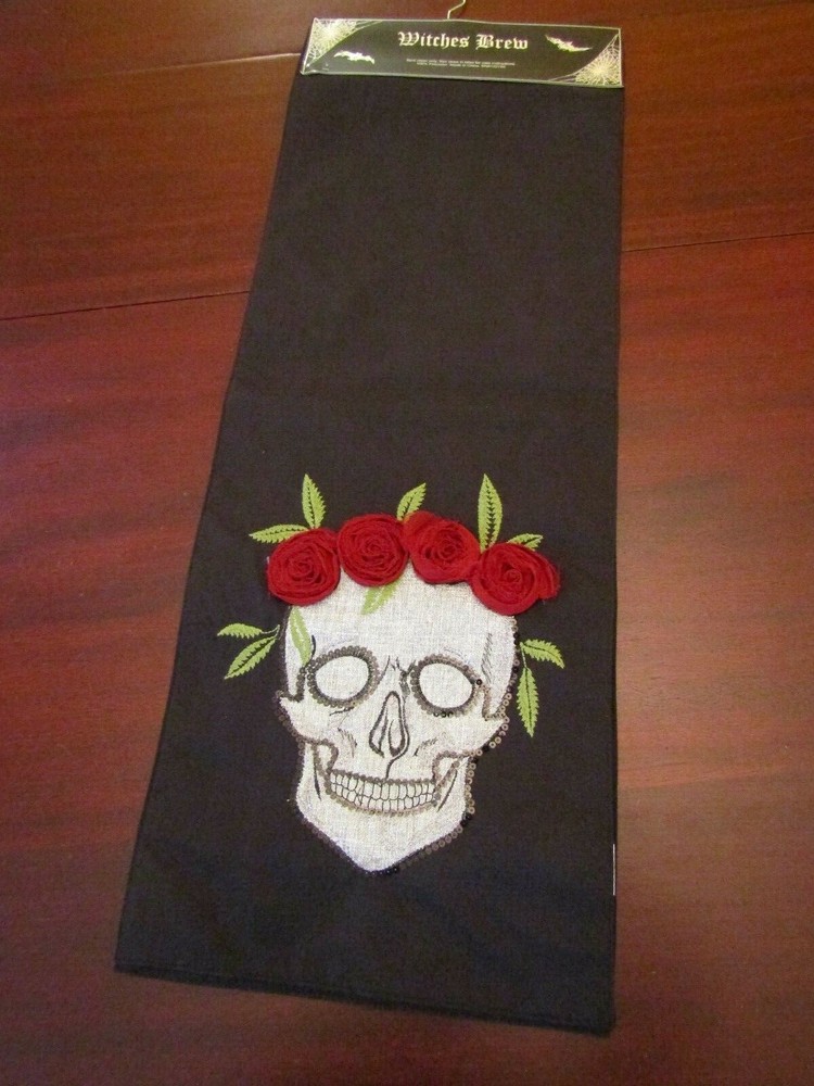 halloween table runner nwt 13x72  skull with applied roses