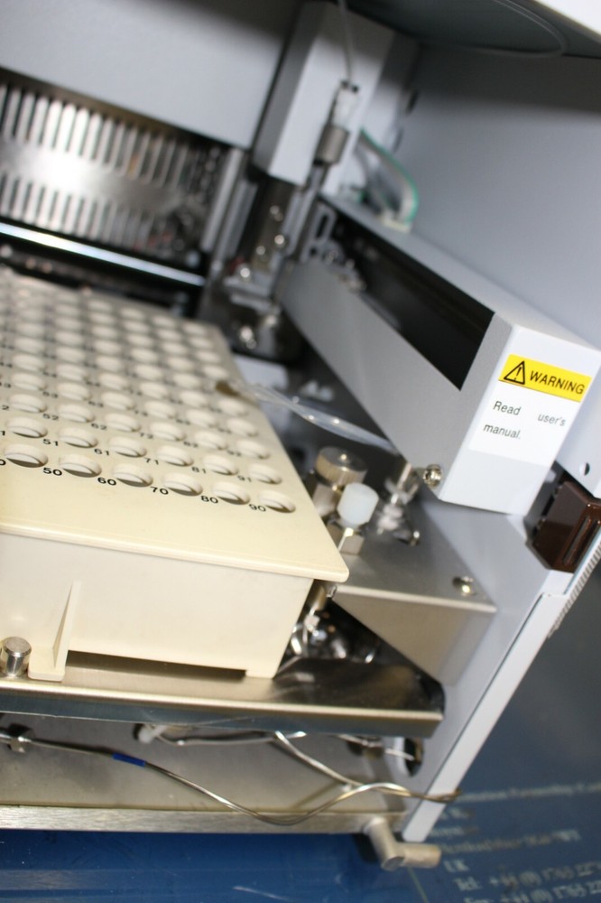 SHIMADZU SIL-10AF AUTO SAMPLER with Sample Holder