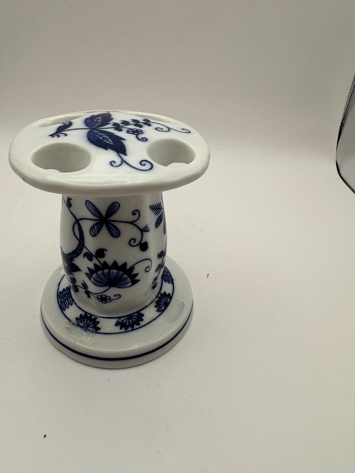 Vienna Woods Japan Blue Onion Design Toothbrush Holder Blue White