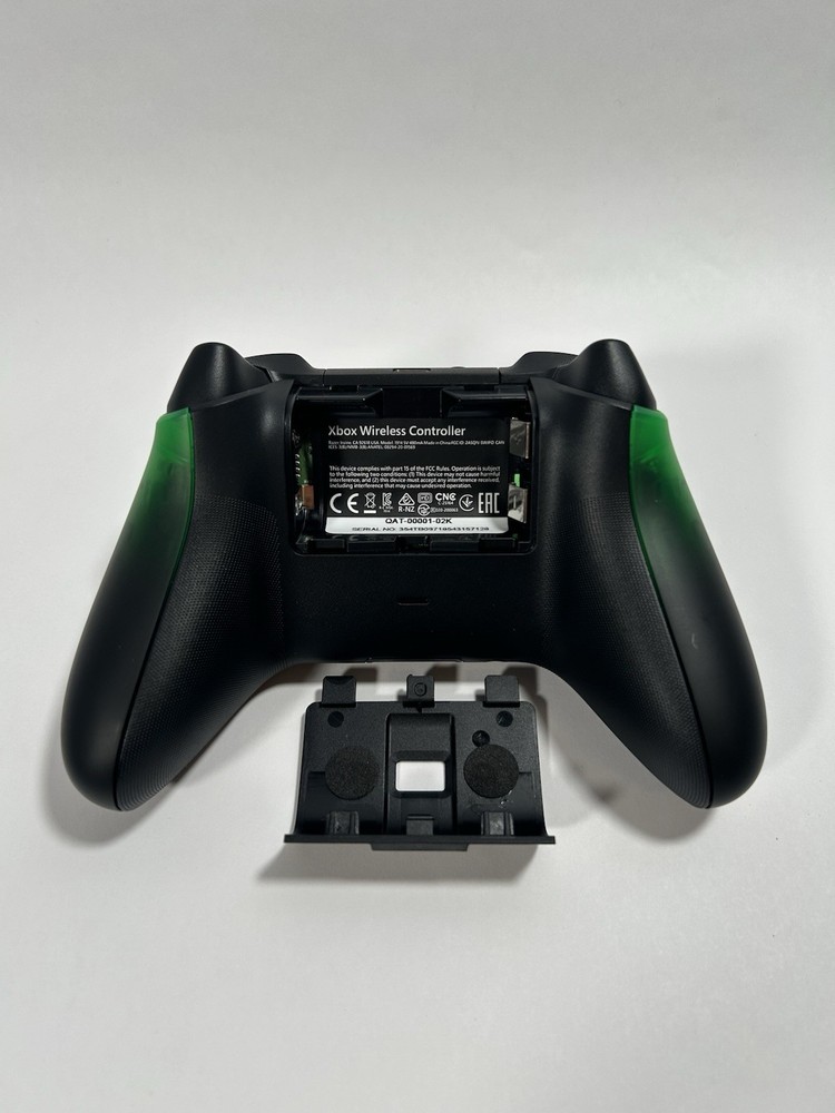 GC504 RAZER WIRELESS CONTROLLER & QUICK CHARGING STAND FOR XBOX- USED