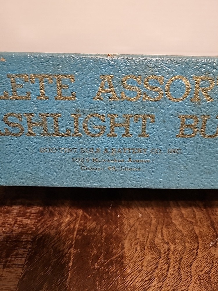 Vintage Duo-tint Flashlight & Lantern Bulb Store Case 1950s