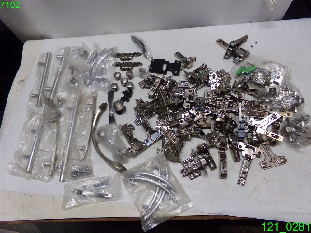 MIXED LOT OF CABINET HARDWARE: (45) HINGES & (35) DOOR PULLS / KNOBS)