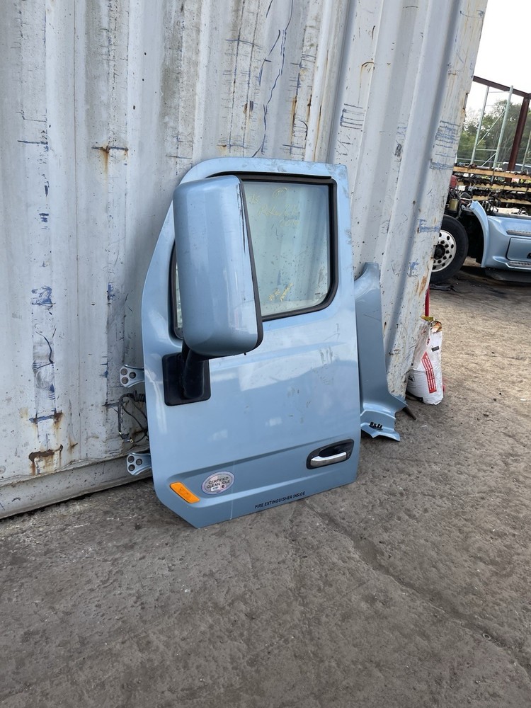 PETERBILT 579 DOOR ASSEMBLY DRIVER SIDE LEFT SEE PICS