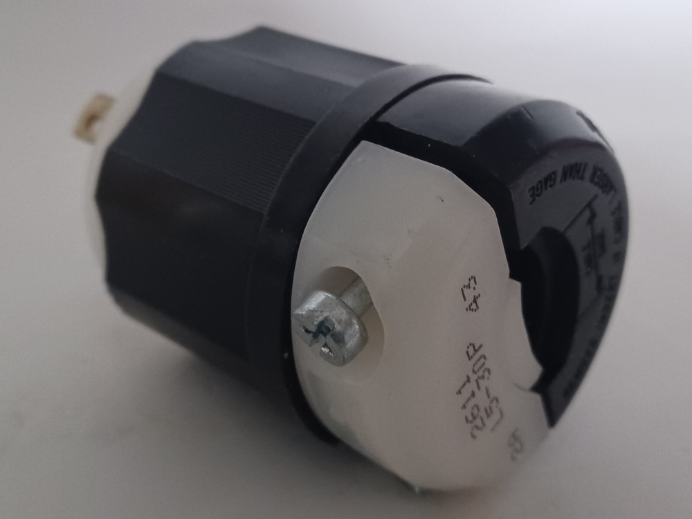 Leviton 2611, 2 Pole 3 Wire Grounding Locking Plug