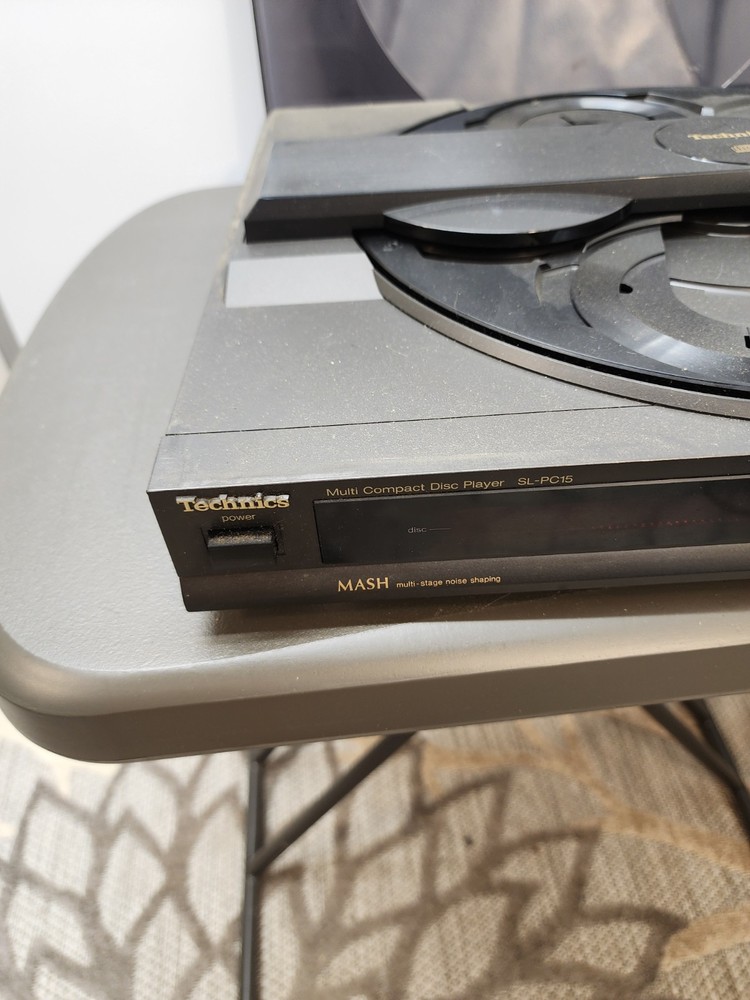 Technics 5 Dics is a multi compact displayer,No Plug